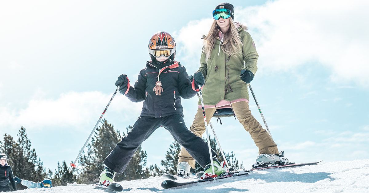 Dos niños esquiando