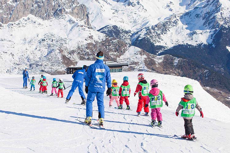 ¿Es el casco obligatorio para los niños en las estaciones de esquí?