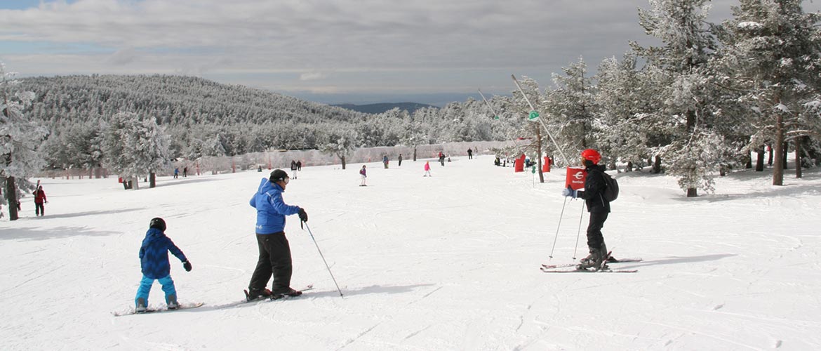 Niños y adultos aprendiendo a esquiar