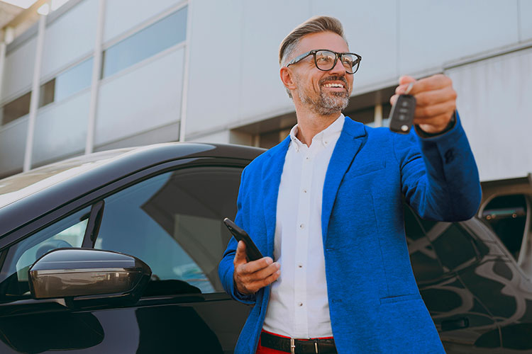 Hombre sujetando las llaves de su vehículo financiado con el Leasing de Ibercaja