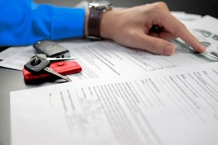 Mano de hombre señalando en un papel los datos de financiación del Leasing de Ibercaja