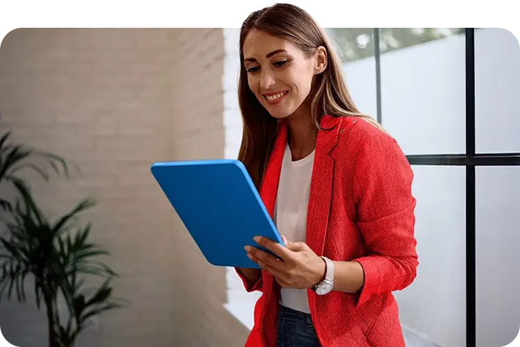 Mujer joven trabajando con una tablet