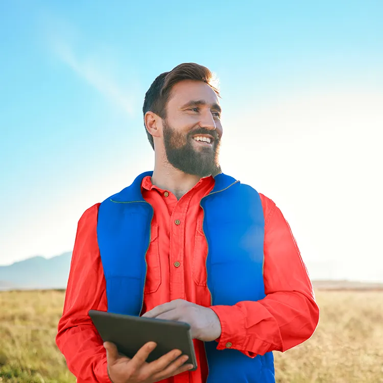 Hombre con trabajando con su tablet en el campo
