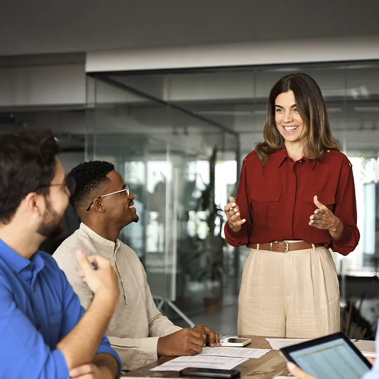 Equipo de tres personas reunidas en una oficina