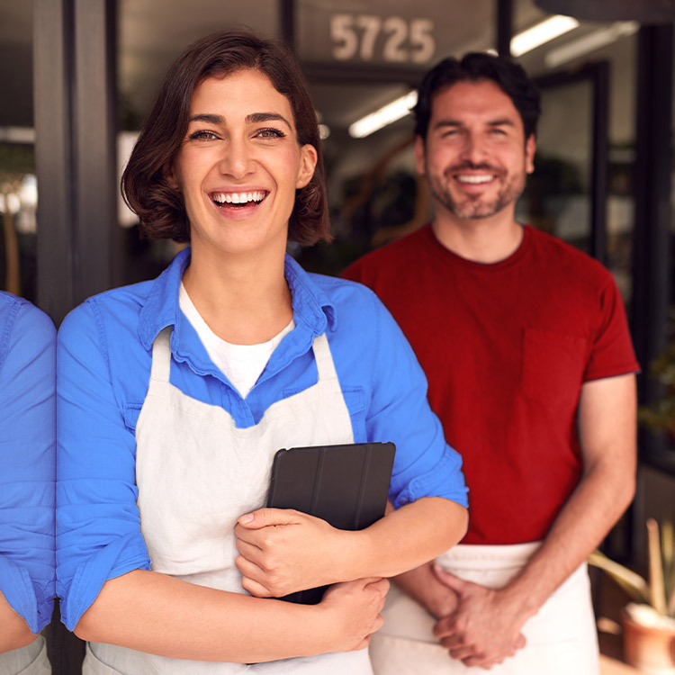 Imagen de dos personas en su comercio