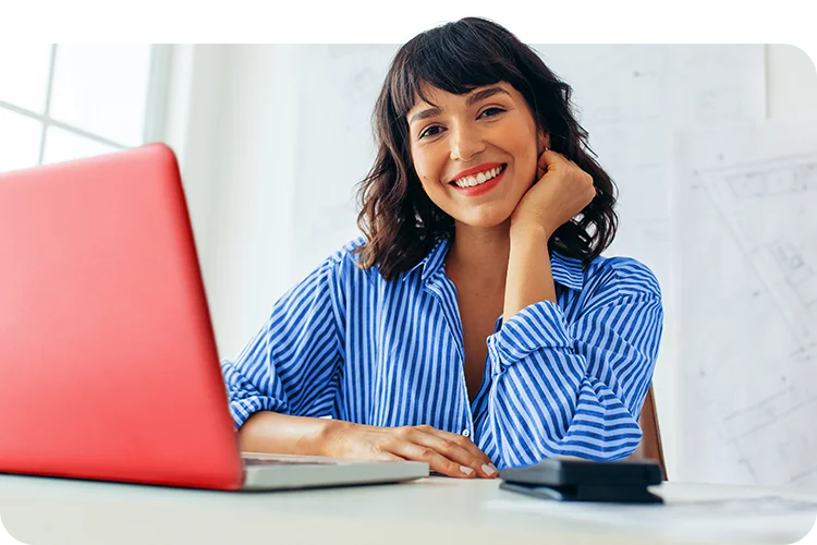 Mujer sonriendo en mostrador de su empresa de textil