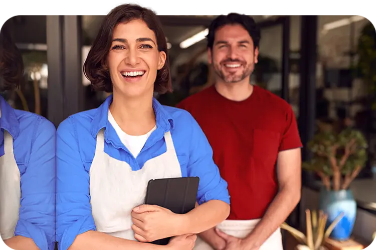 Dos personas en la puerta de su comercio
