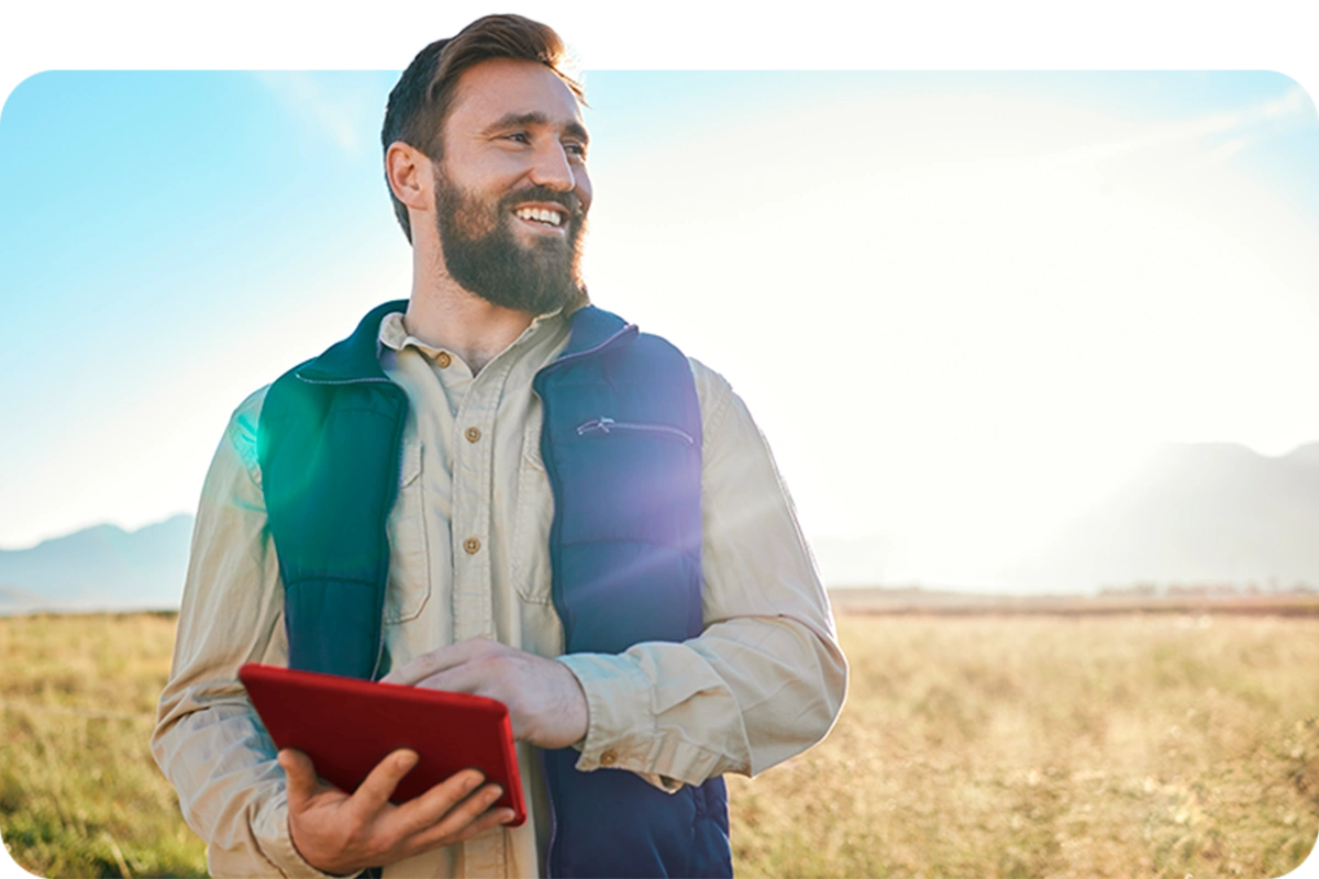 Agricultor revisando su tablet