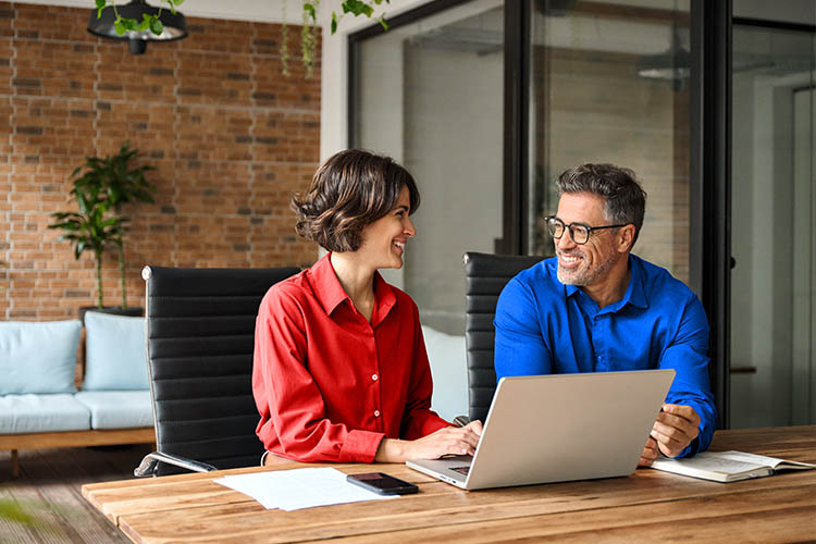 Dos personas revisando el seguro de su negocio