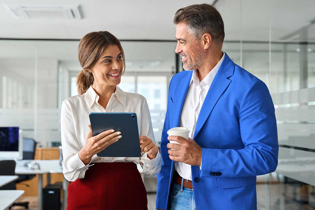 Dos personas revisando la ciberseguridad del negocio