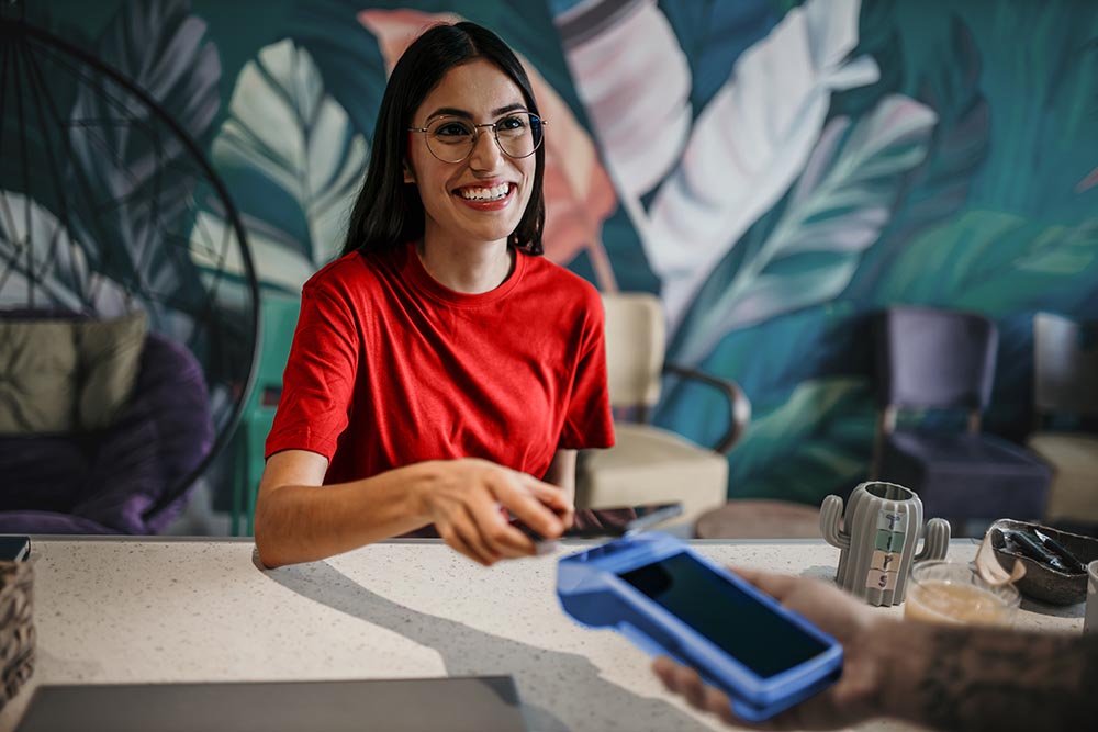 Chica joven haciendo uso del servicio TPV