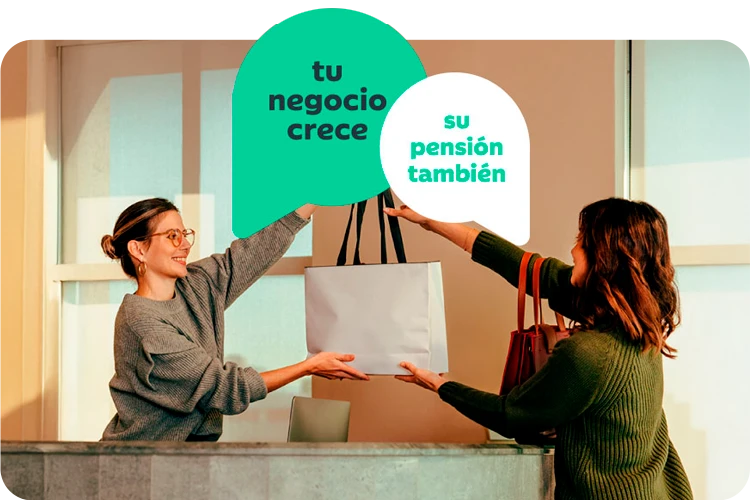 Dependienta entregando bolsa de compra a clienta con dos bocadillo. Bocadillo 1: tu negocio crece; Bocadillo 2: su pensión también