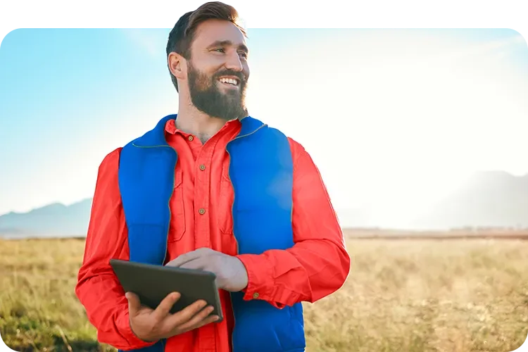 Agricultor sosteniendo una tablet en el cambio