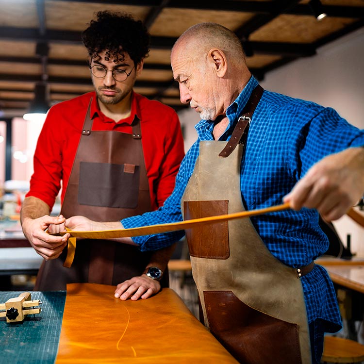 Dos hombres trabajando en un taller