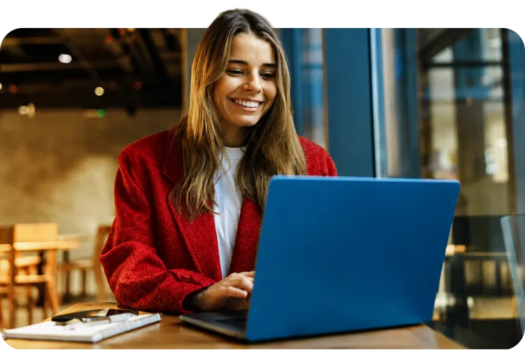 chica trabajando en el ordenador