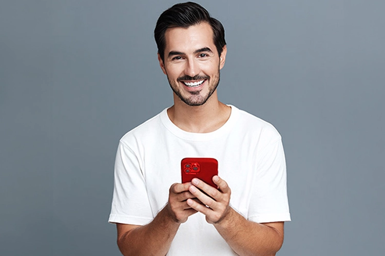 Joven revisando envios y solicitudes de dinero