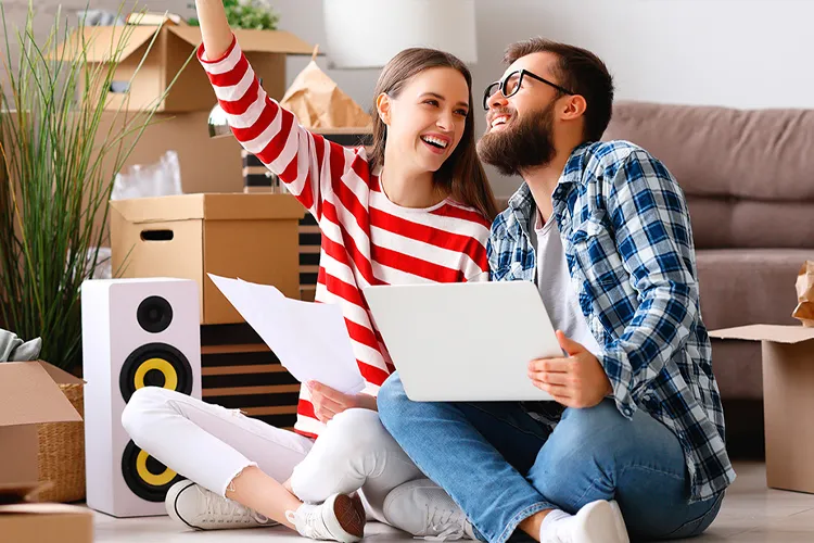 Dos jóvenes planificando proyectos para su nueva casa