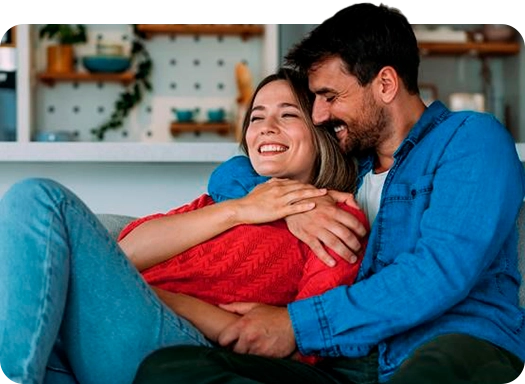 Pareja sonrriendo al conocer las ventajas de las hipotecas de Ibercaja