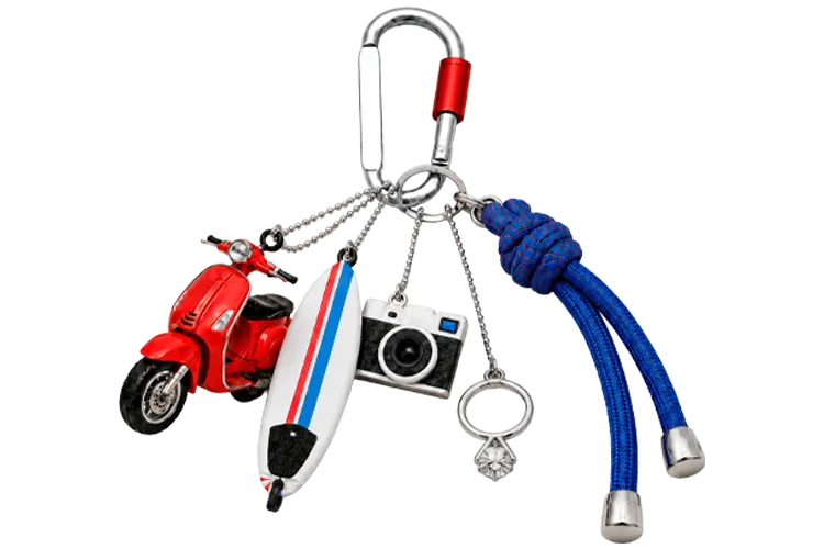 Llavero con una moto, tabla de surf, cámara, anillo y cuerda en color rojo y azul