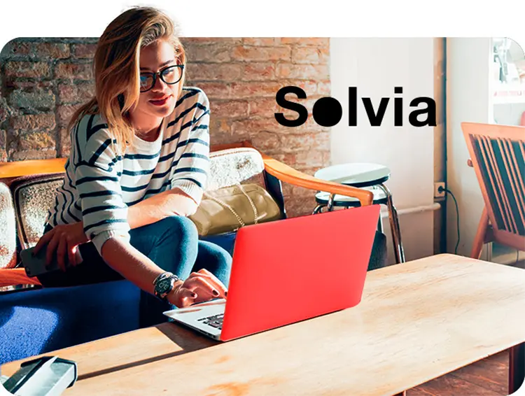 Mujer revisando las ofertas de inmuebles en su ordenador