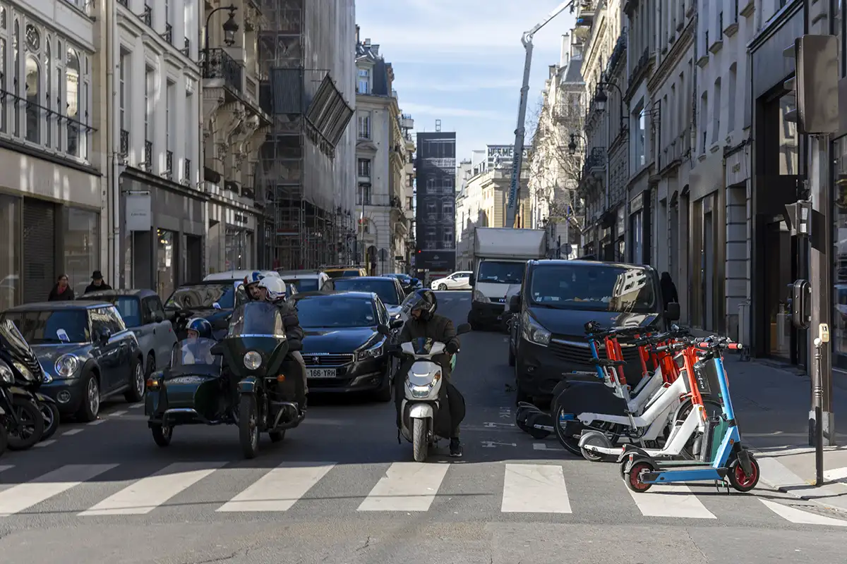 Coches, motos y patinetes circulando en la ciudad