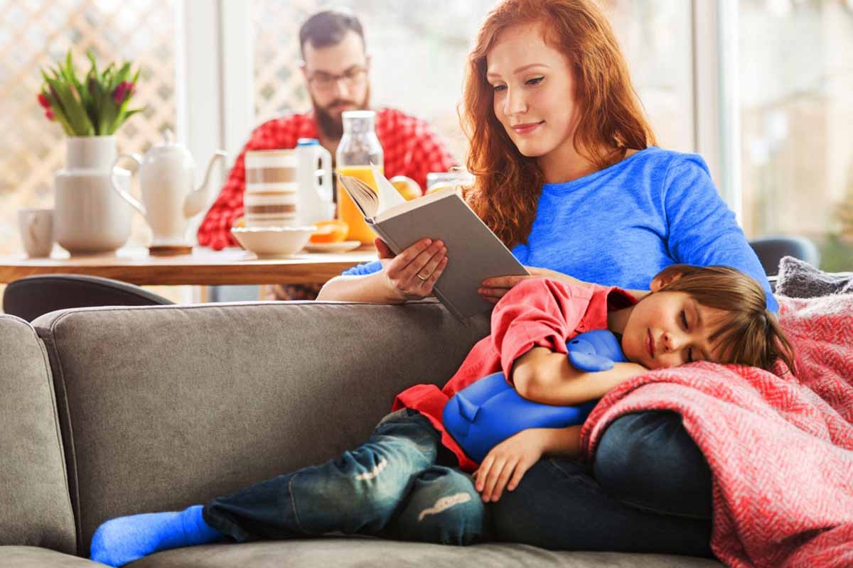 Una familia en el salón de su casa disfrutando de su tranquilidad