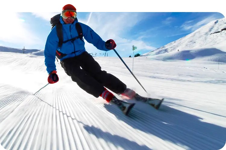 Hombre skiando en la montaña