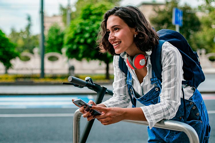 Imagen de una mujer con su patinente sonriendo