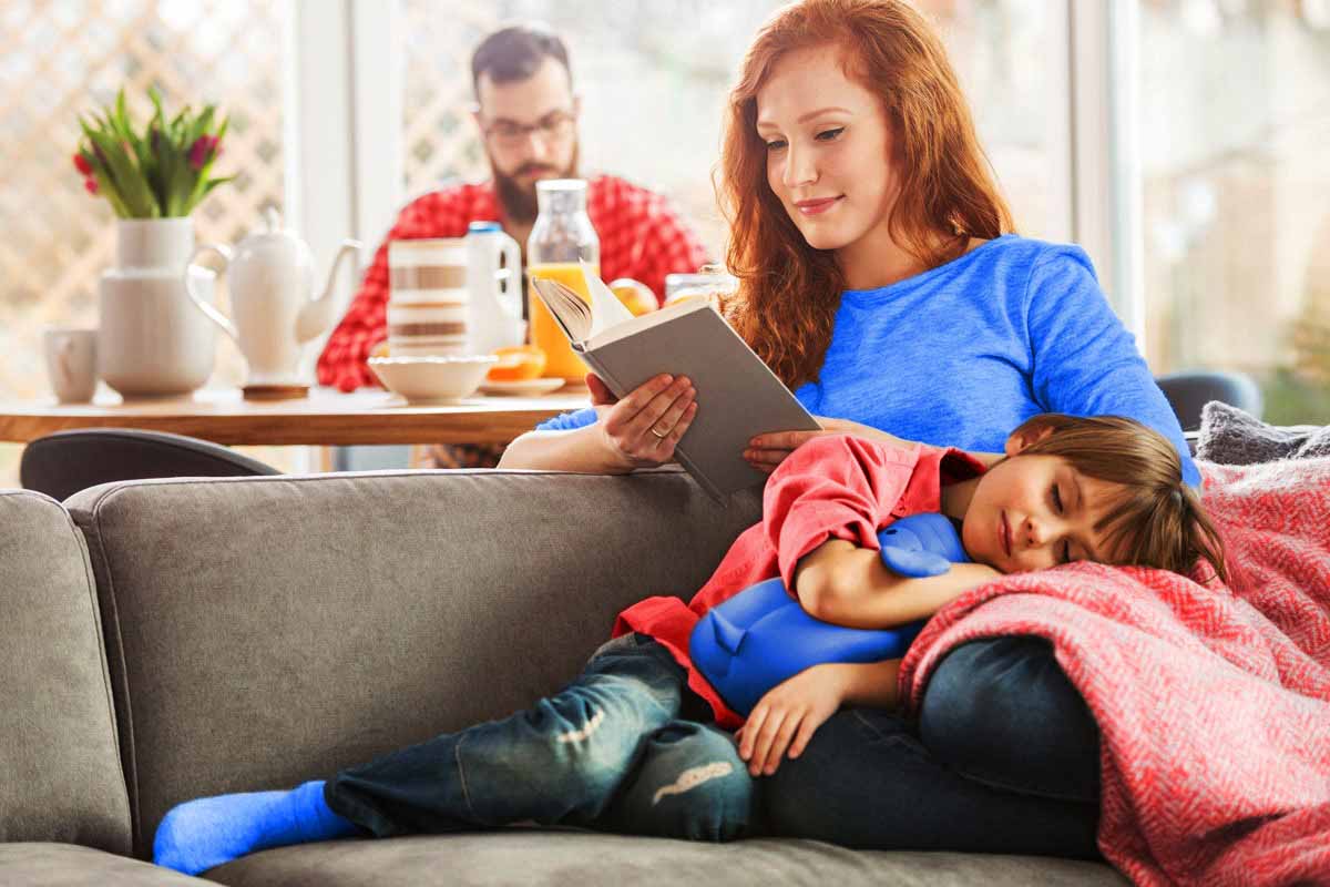 Una familia en el salón de su casa disfrutando de su tranquilidad