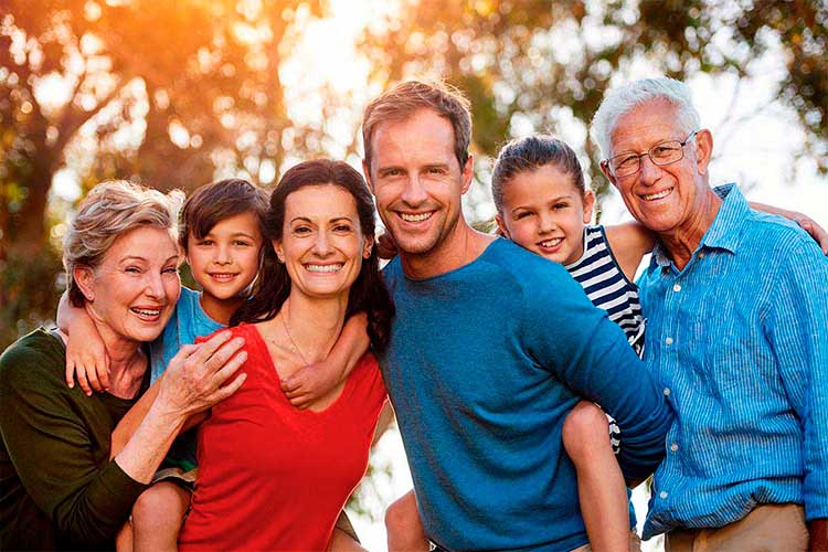 Una familia sonriendo en el parque