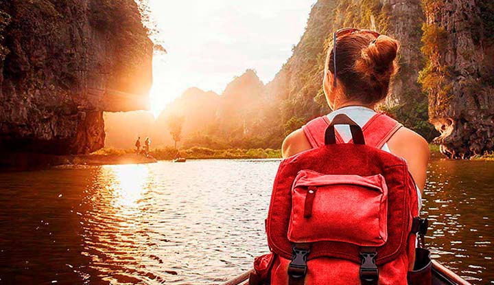 Mujer joven disfrutando de un paseo en barca