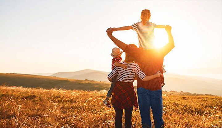 Una familia disfrutando del atardecer en el campo