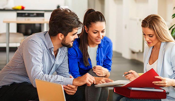 Una pareja firmando una documentación