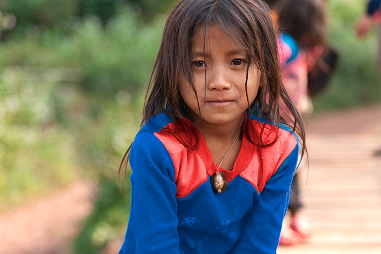 Niña del amazonas en la puerta del colegio