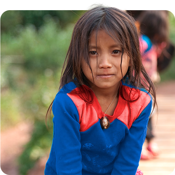 Niña del amazonas en la puerta del colegio