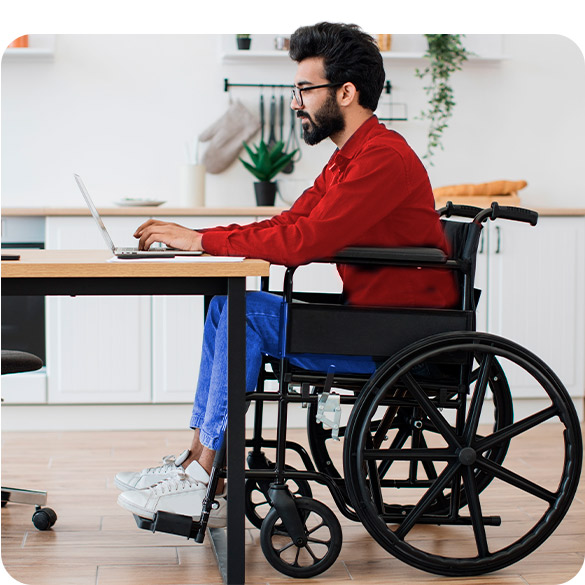 Joven en silla de ruedas buscando empleo en el ordenador