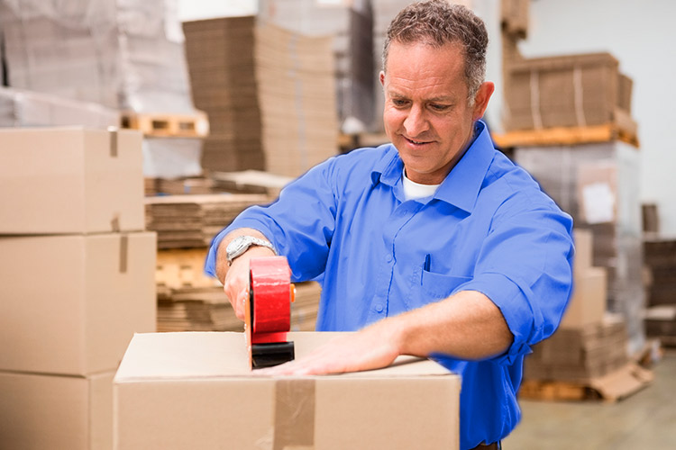 Hombre trabajando cerrando una caja