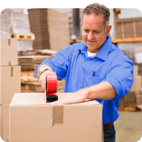 Hombre trabajando cerrando una caja