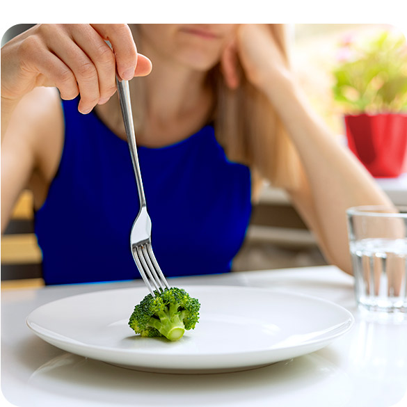 Imagen de una joven con comida en el plato