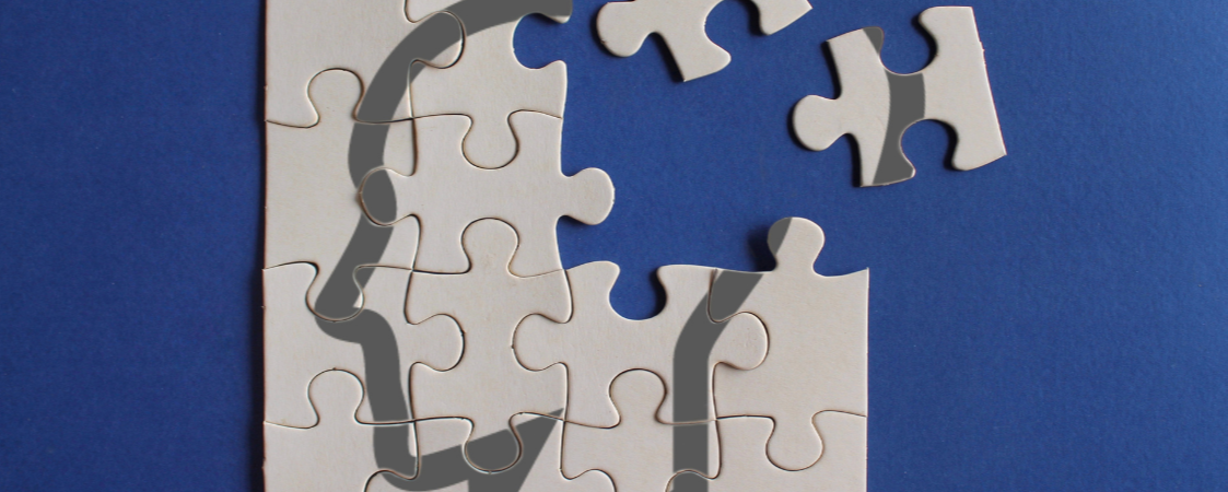 Imagen de un puzzle del perfil de una cabeza humana con varias piezas sin colocar.