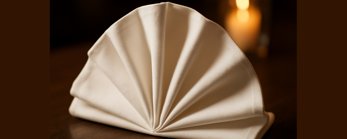 Servilleta blanca en forma de abanico