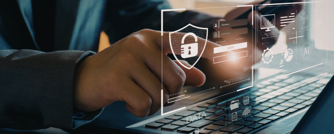 Unas manos masculinas escribiendo en un portátil y sobreimpresionada una imagen de candado de ciberseguridad.