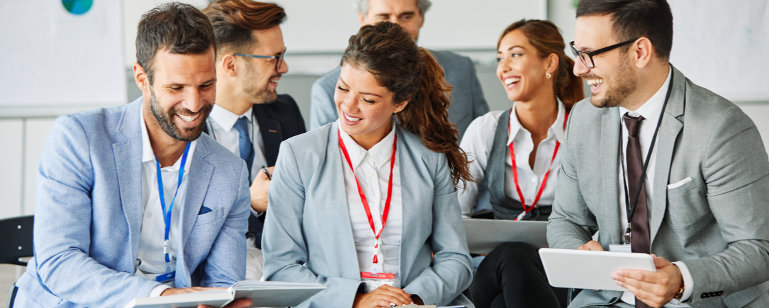 Grupo de ejecutivos en un congreso hablando entre ellos.