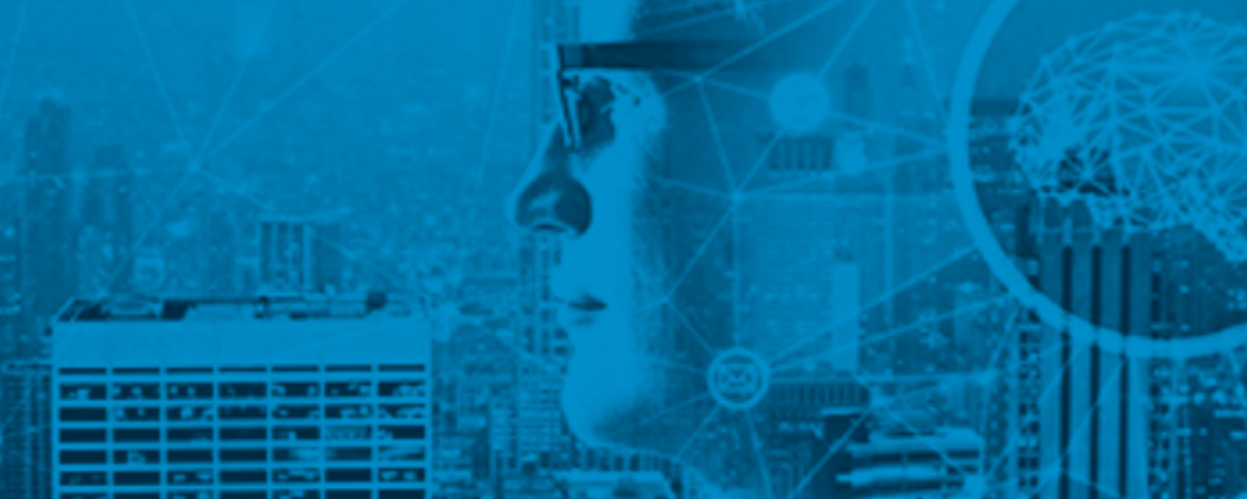 Ilustración en azul de un rostro humano sobre un skyline urbano y una red de conexiones digitales