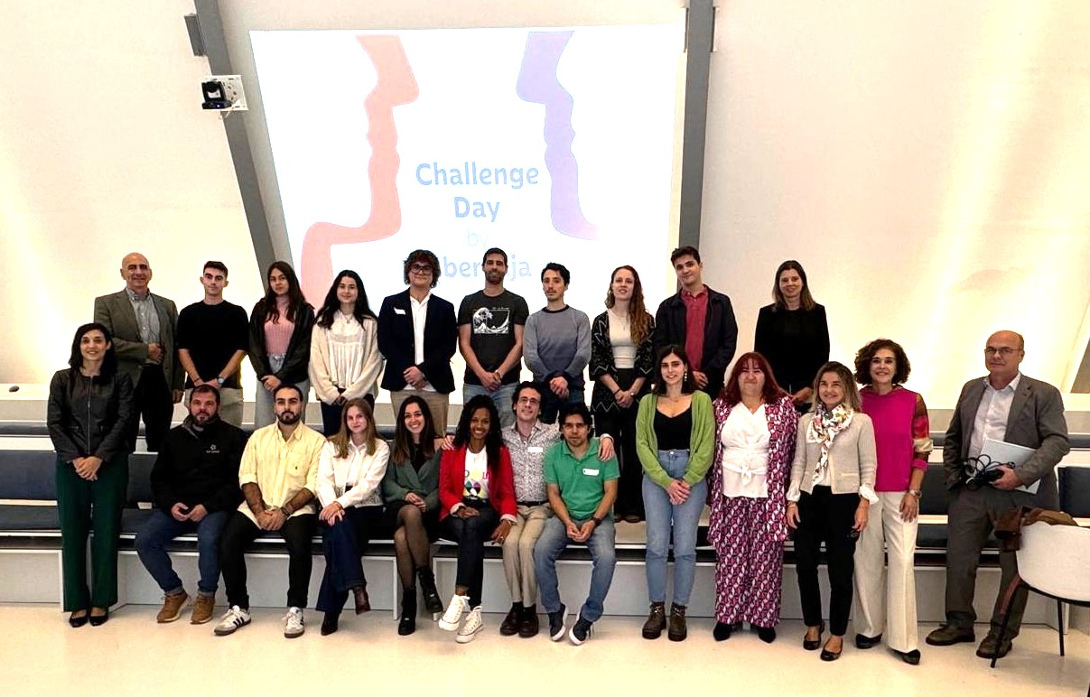 Personas posando en foto grupal