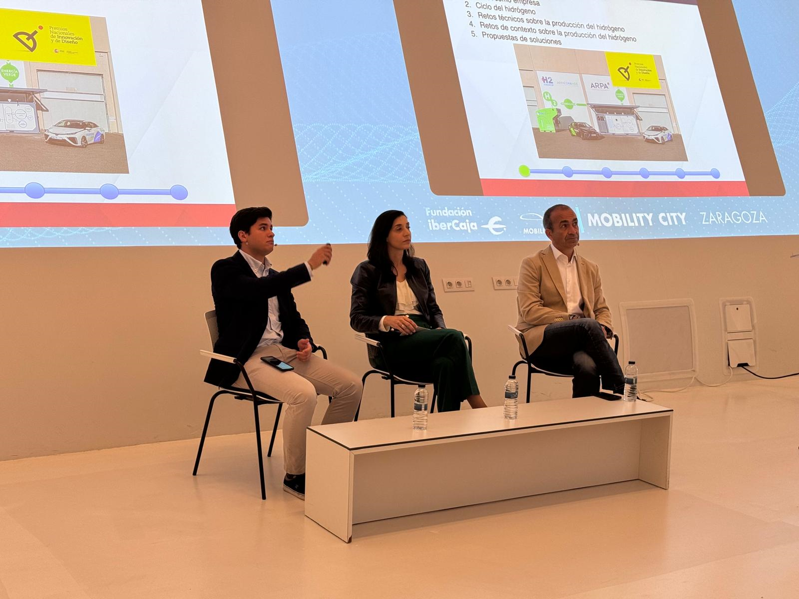 Tres personas realizando presentación