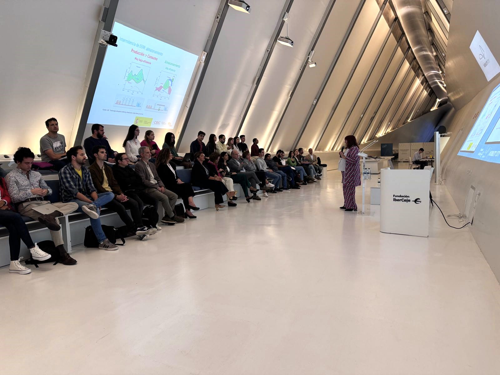 Personas escuchando presentación