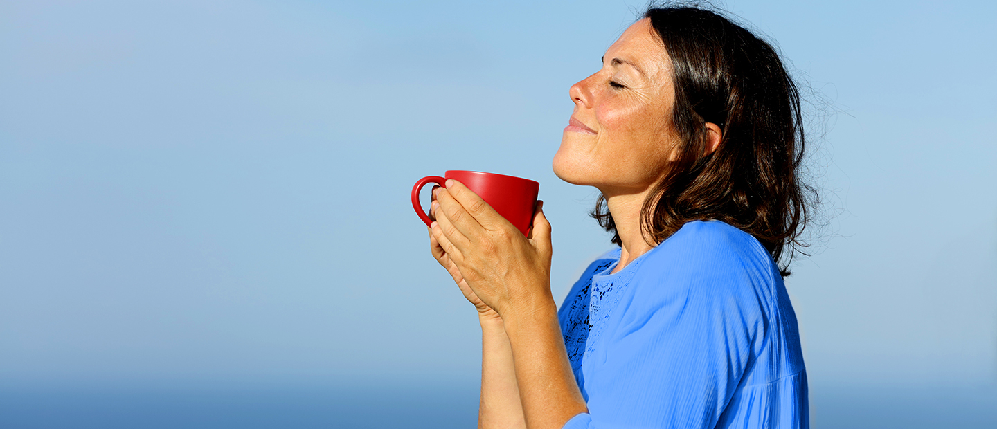 Chica con taza en la mano