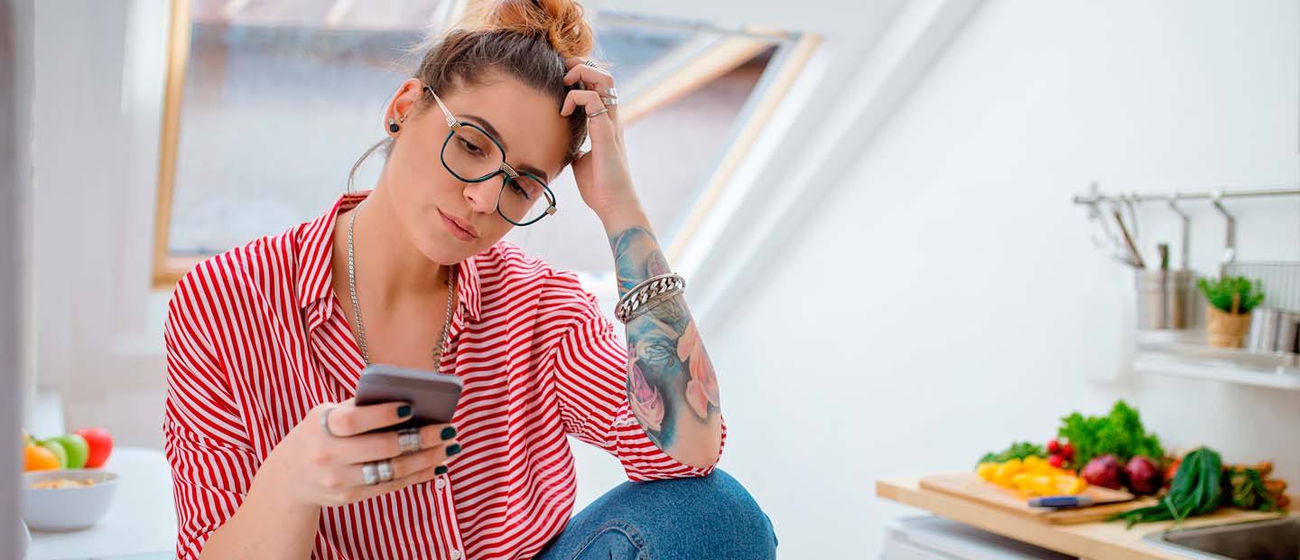 Chica preocupada mirando el móvil