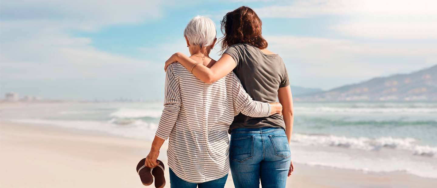 Madre e hija andando por la playa